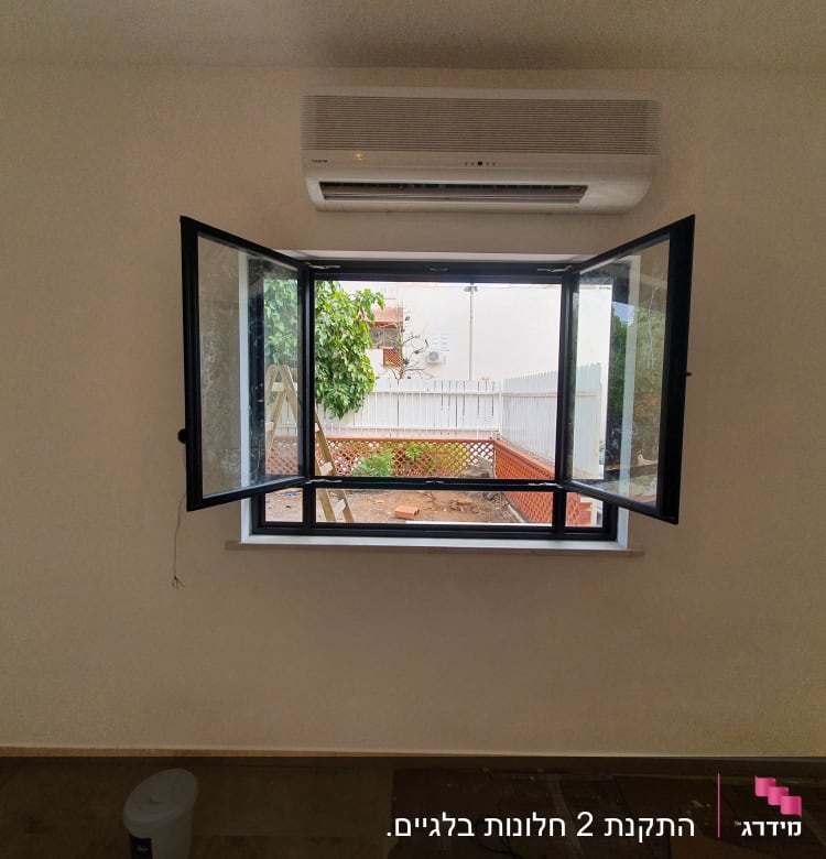 חלון אלומיניום פתוח עם מסגרת שחורה